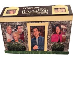 Everybody Loves Raymond: The Complete Series Collectible Box + Finale Book